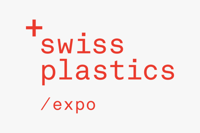 Das Logo der Swiss Plastics Expo in roter Schrift auf weißem Hintergrund. Das Wort 'plastics' ist zentriert, während 'swiss' darüber und '/expo' darunter angeordnet sind. Ein kleines rotes Pluszeichen steht vor dem Wort 'swiss'.